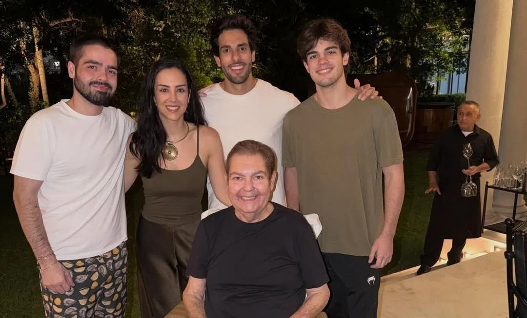 Faustao faz rara aparicao em cadeira de rodas no.webp