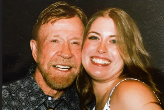 Filha de Chuck Norris homenageia o pai em post.webp