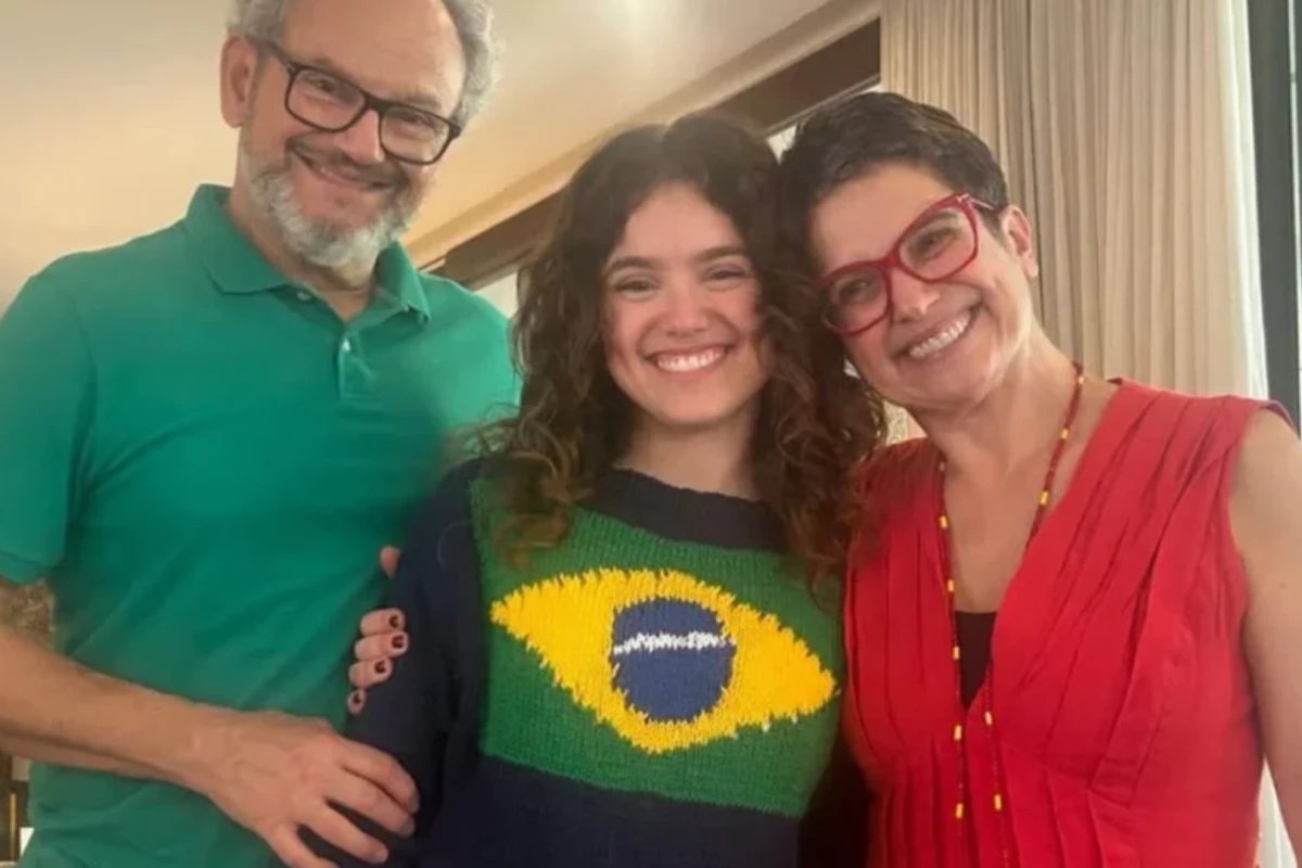 Filha de Sandra Annenberg Elisa surge com namorada em fotos