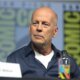 Foto rara de Bruce Willis e compartilhada nas redes sociais