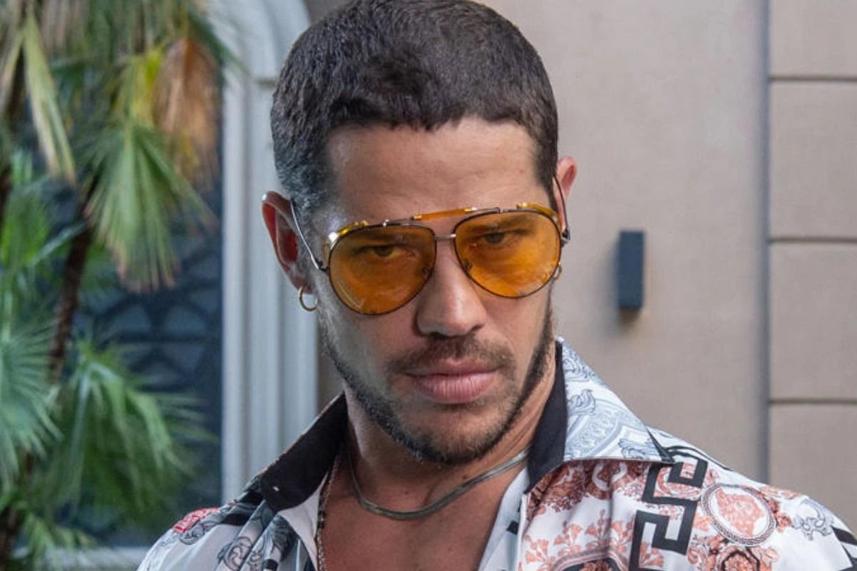 Jose Loreto e flagrado aos beijos com nova namorada em