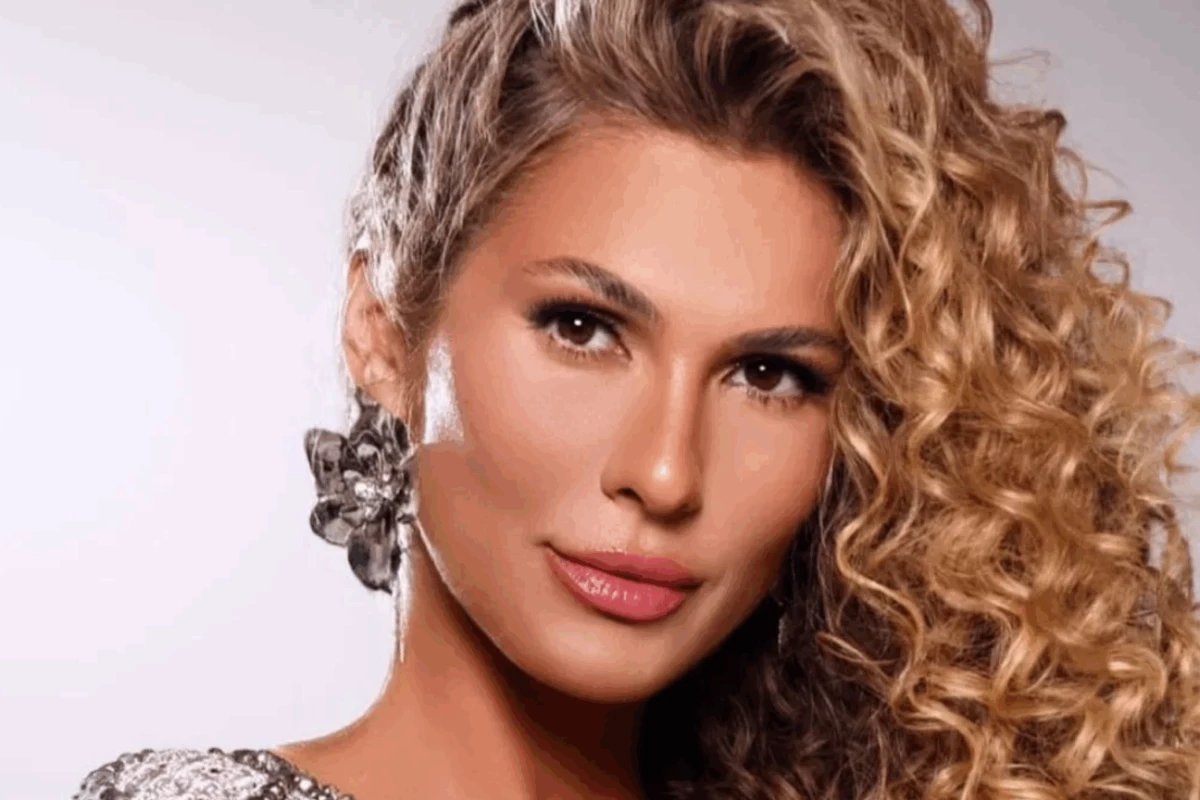 Livia Andrade e flagrada de maos dadas com campeao de