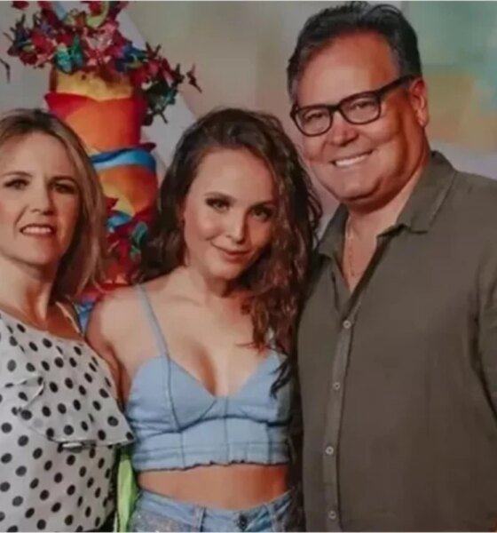 Mae de Larissa Manoela pega os internautas de surpresa ao