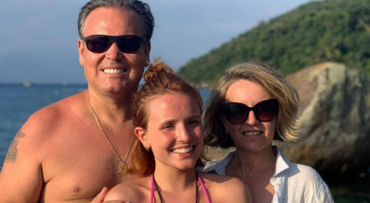 Mae de Larissa Manoela posta foto rara para comemorar.webp