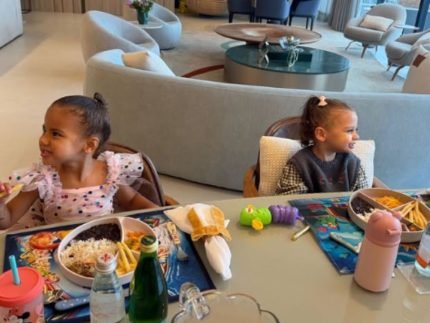 Neymar mostra almoco de princesas das filhas Mavie e Helena