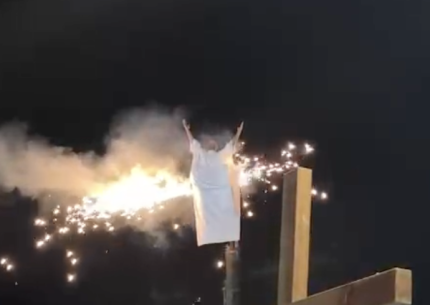 Pegou fogo Henri Castelli passa sufoco e tem figurino incendiado