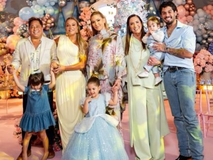 Poliana Rocha reage apos Ze Felipe enviar flores para a