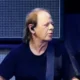 Stevie Young do ACDC tem alta e deixa hospital.webp