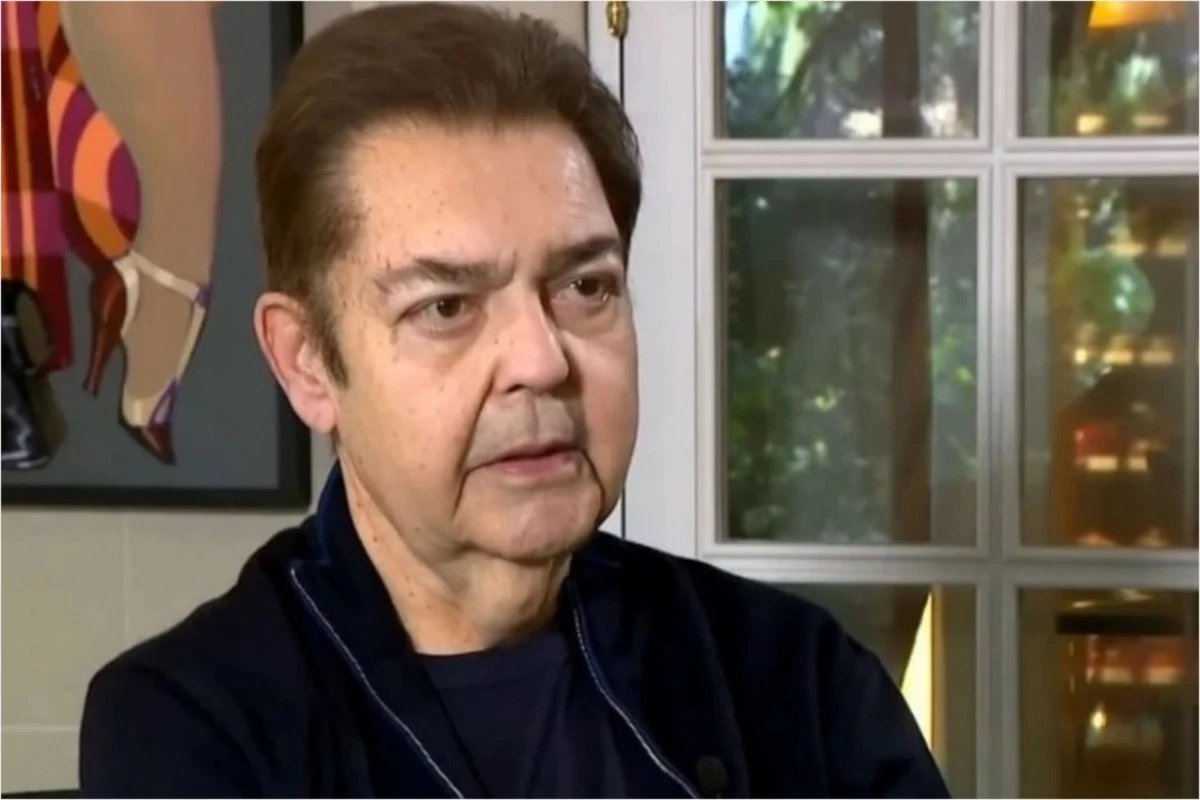 Usando cadeira de rodas Faustao surge em foto ao lado