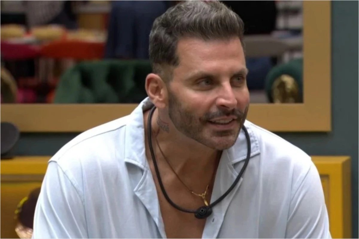 Video figurino pega fogo e Henri Castelli precisa ser retirado