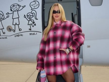 Virginia Fonseca embarca em jatinho rumo a Paris com look