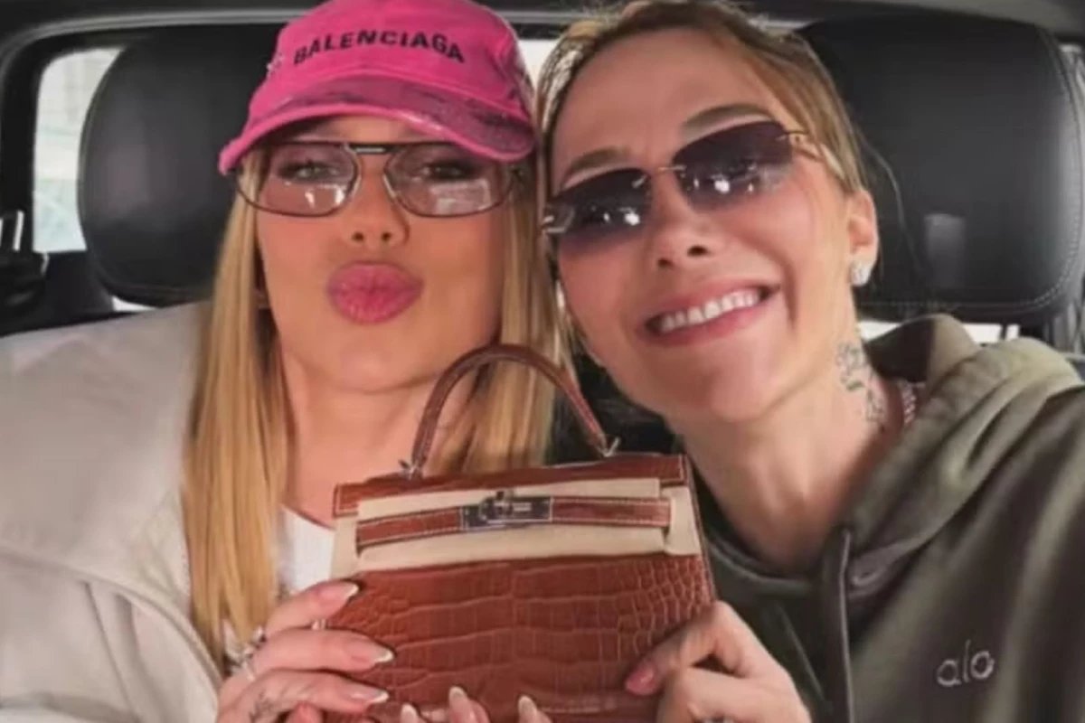 Virginia Fonseca presenteia Samara Pink com bolsa de luxo durante