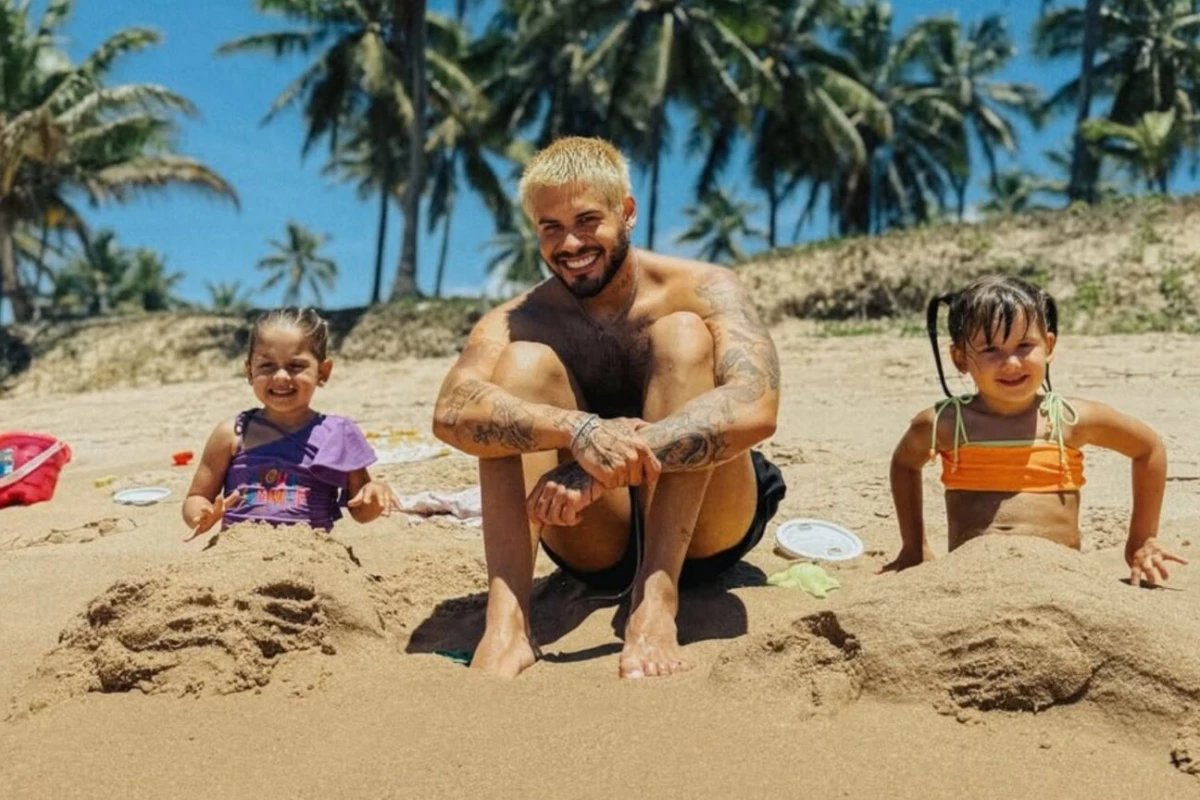 Ze Felipe curte fim de semana com os filhos e