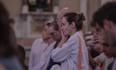 Abalada Ana Paula Renault participa de missa de 7o dia