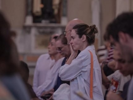 Abalada Ana Paula Renault participa de missa de 7o dia