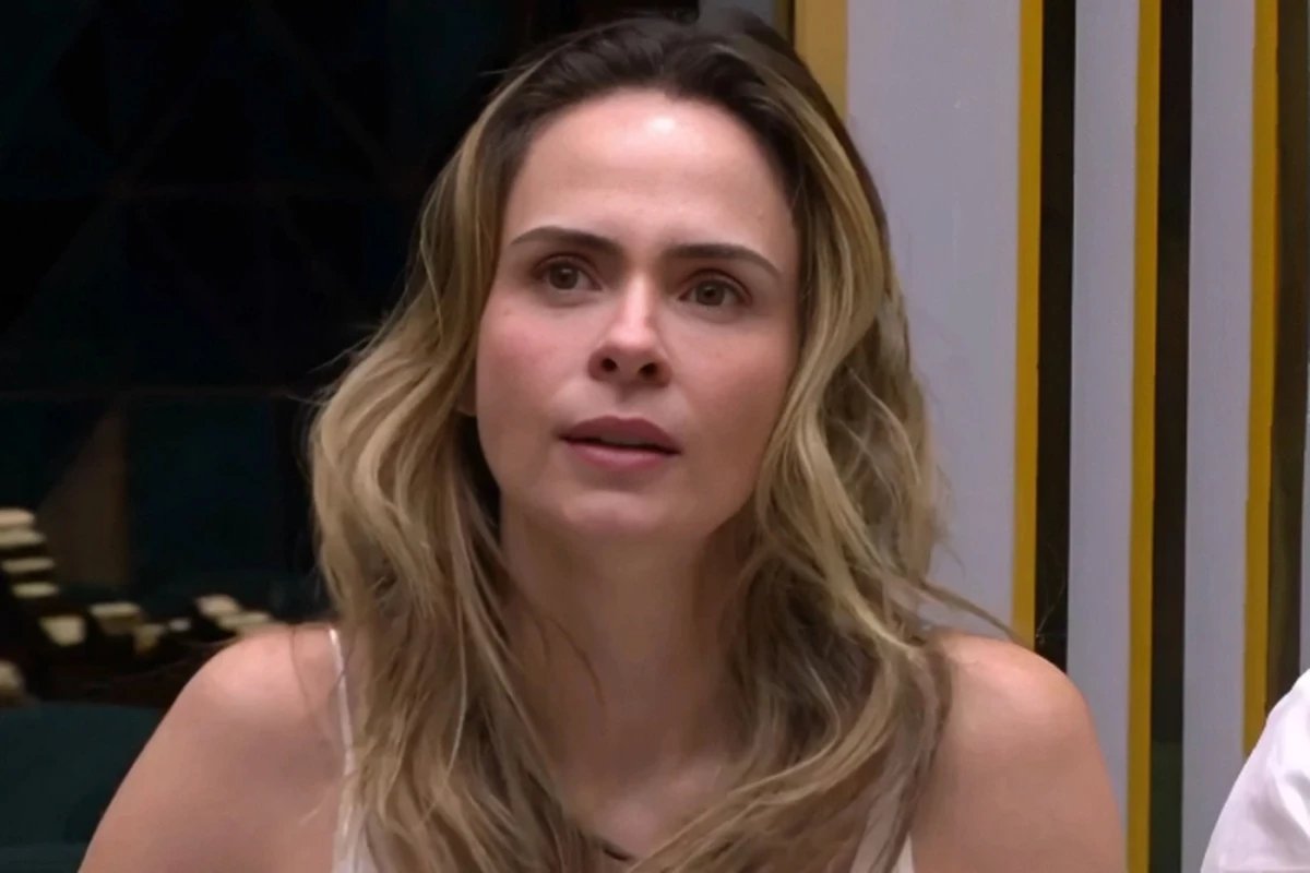 Ana Paula Renault nao deixa barato e detona criticas contra