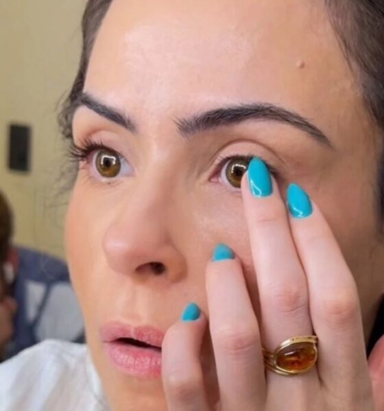 Ana Paula tira as lentes de contato e pega muito