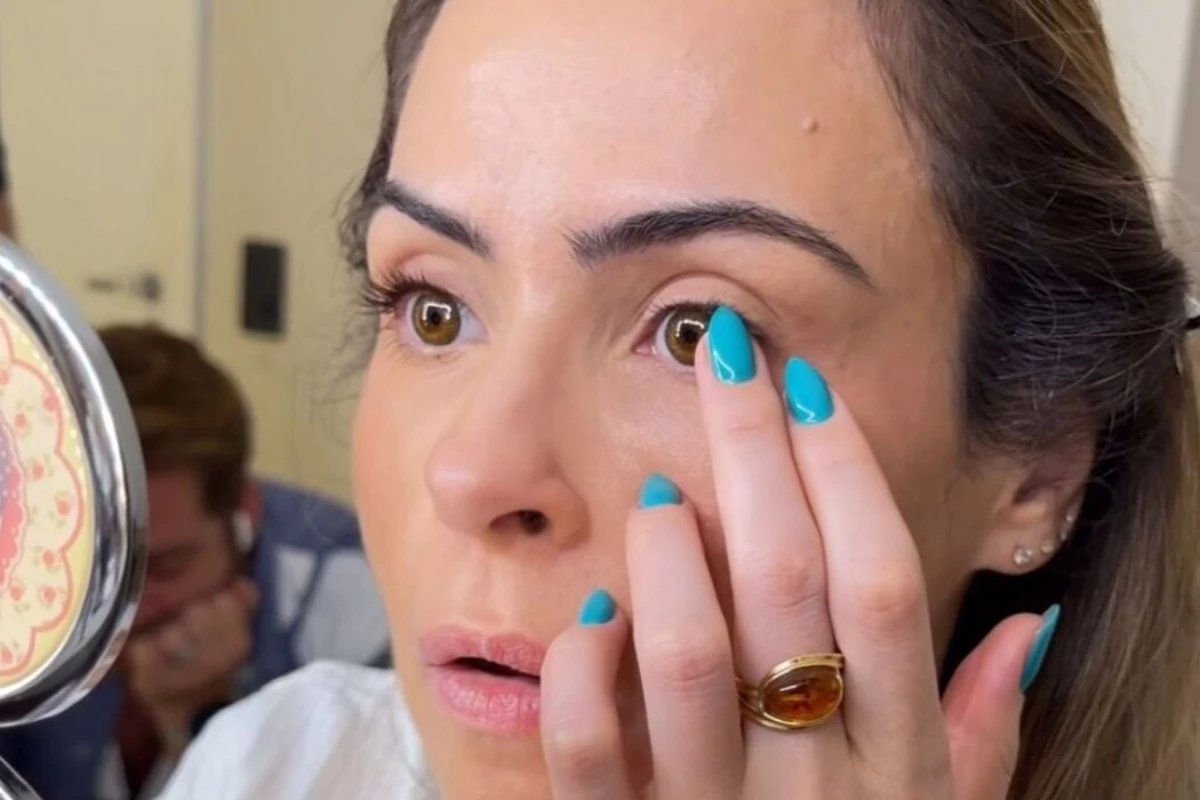 Ana Paula tira as lentes de contato e pega muito