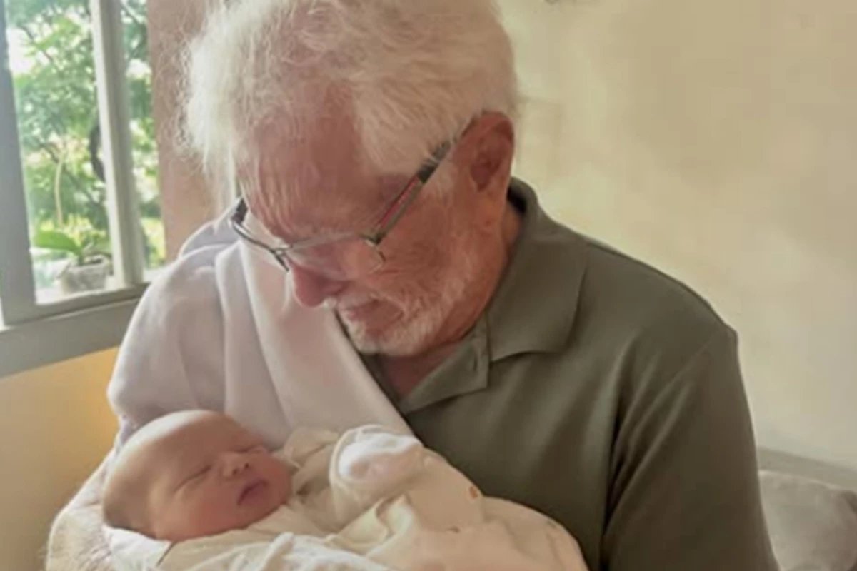 Aos 90 anos Carlos Alberto se emociona com chegada de