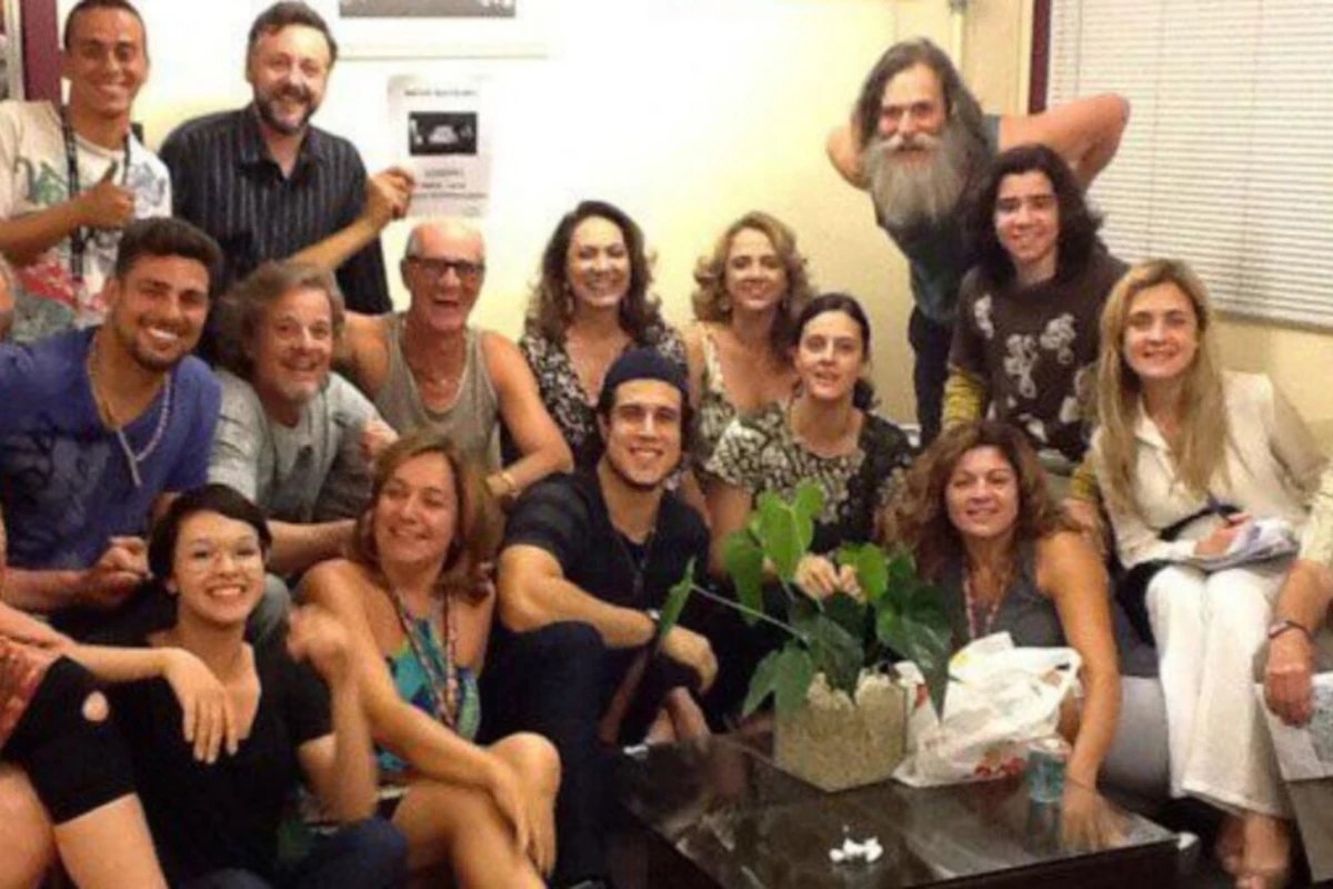 Astro de Avenida Brasil assume relacao com homem apos quatro