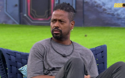 BBB26 Boneco tenta abrir botao da desistencia e vai parar