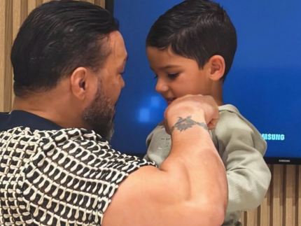 Belo celebra 52 anos com presente do enteado filho de