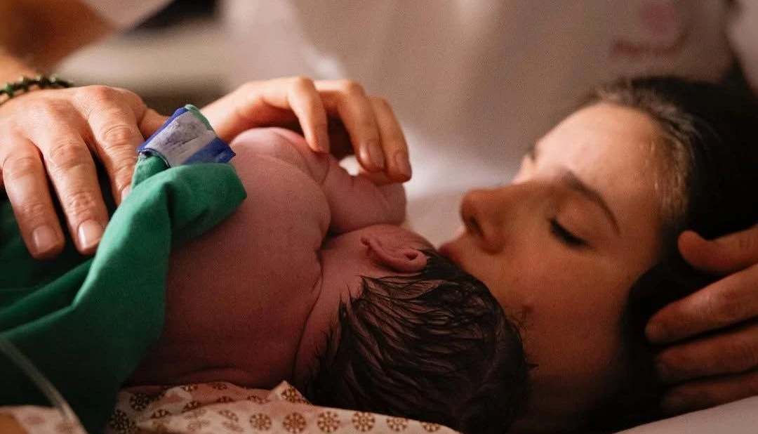 Camila Queiroz mostra detalhes do quarto da filha Clara.webp