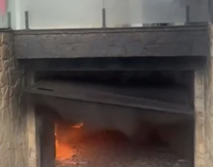 Casa dos pais de MC Gui pega fogo deixa carros