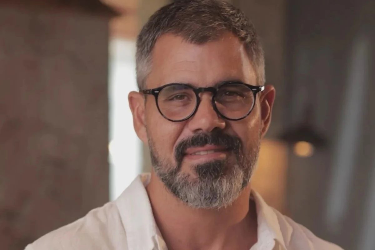 Cercado por atrizes da Globo Juliano Cazarre sobe o tom