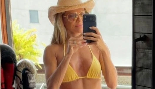 Deborah Secco mostra barriga trincada em novas fotos.webp