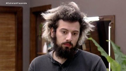Ex A Fazenda Cartolouco e investigado por violencia domestica contra ex namorada