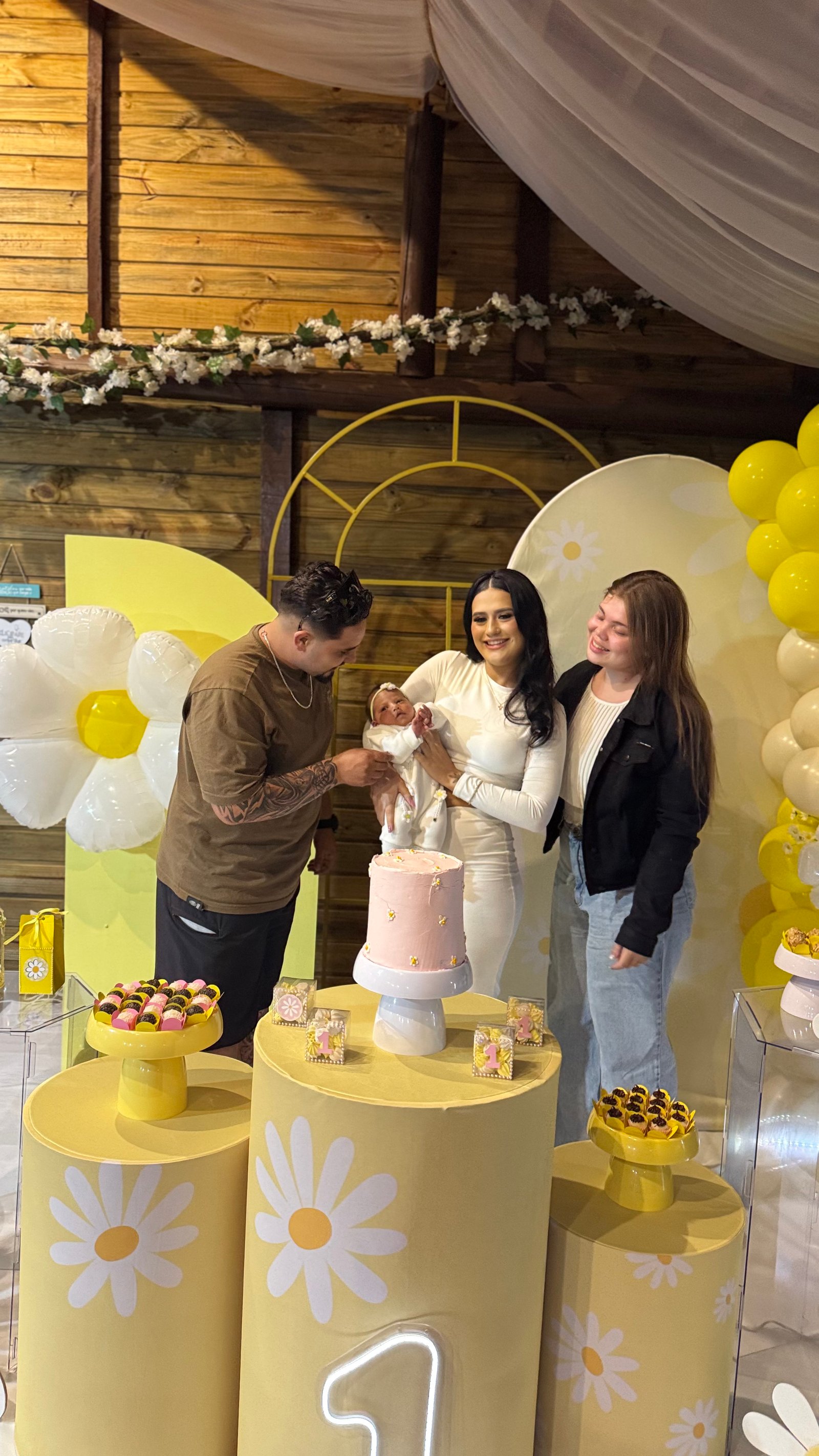 Irmão de Pedro e ex-cunhada de Rayne foram ao aniversário da filha do ex-"BBB16" / Reprodução Irmão de Pedro e ex-cunhada de Rayne foram ao aniversário da filha do ex-"BBB16" / Reprodução