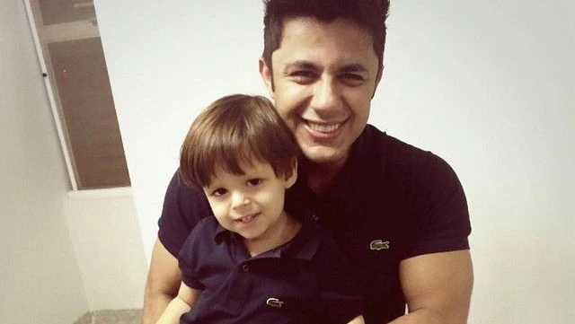 Filho de Cristiano Araujo choca fas pela semelhanca com.webp