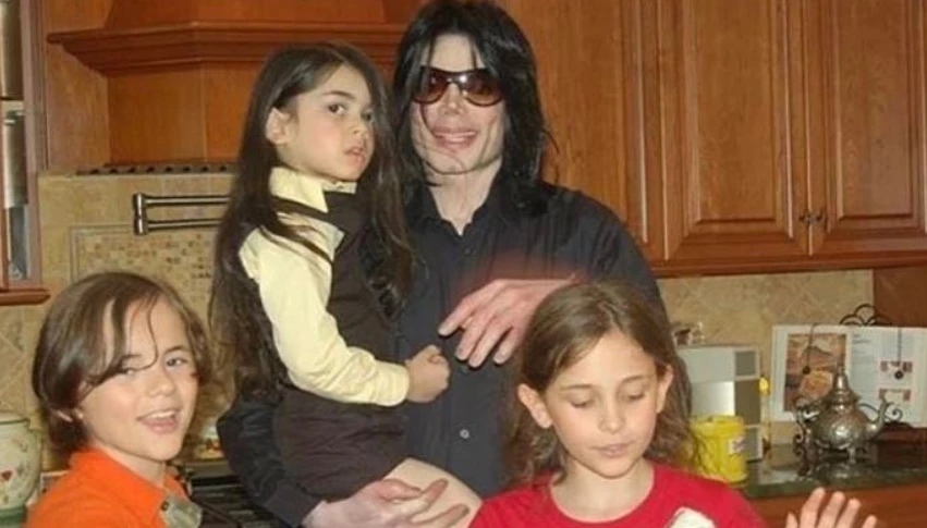 Filho de Michael Jackson fala sobre infancia em Neverland.webp