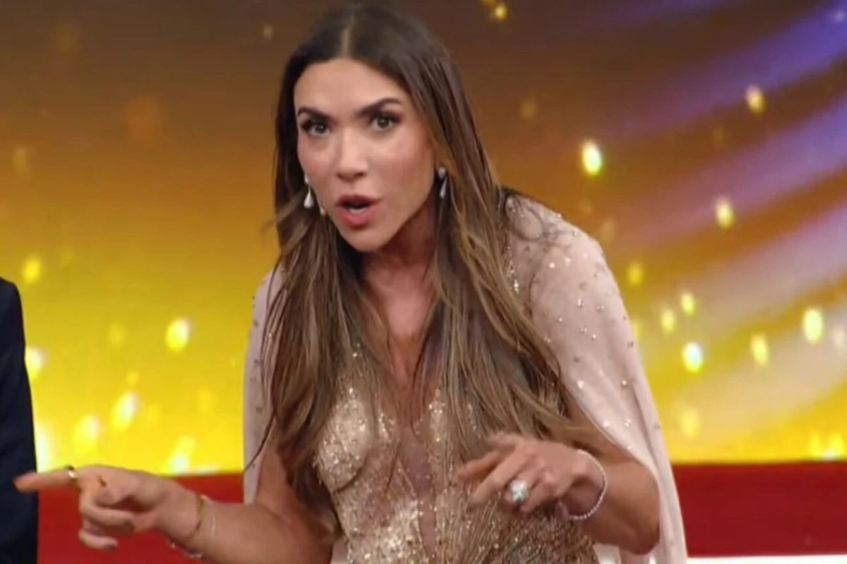 Hugo Gloss confronta Patricia Abravanel no palco do Trofeu Imprensa