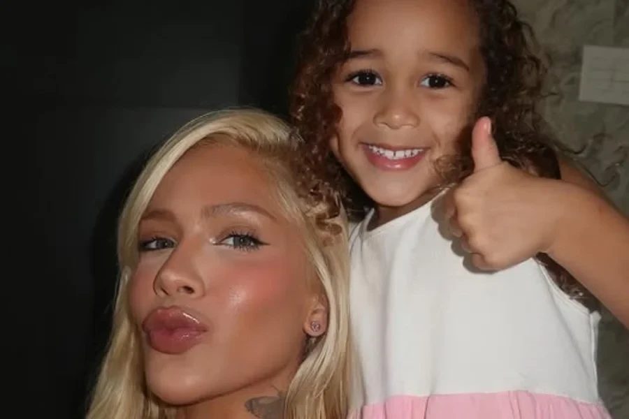 Karoline Lima detalha diagnostico da filha e explica perninhas.webp