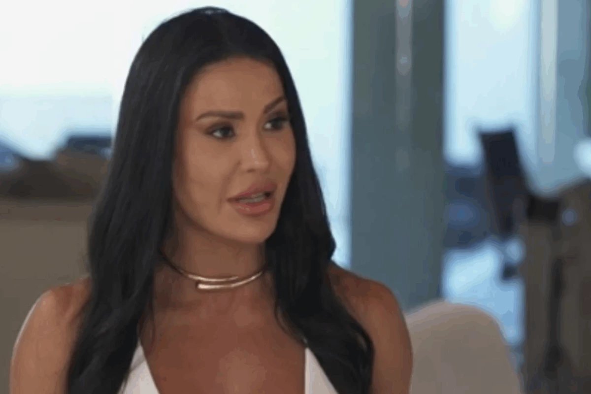 Lembra dela com rosto marcado Gracyanne Barbosa remove preenchimento e