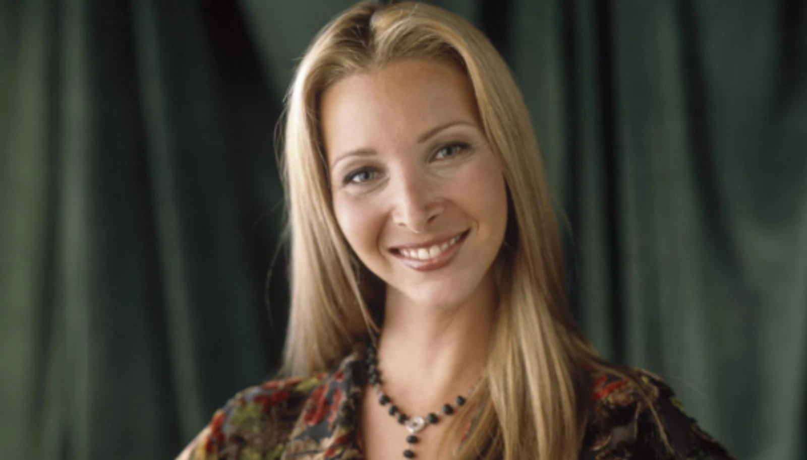 Lisa Kudrow diz que se sentia excluida em Friends.webp