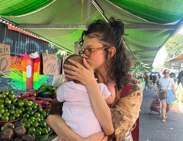 Manu Gavassi celebra um ano da filha com foto.webp