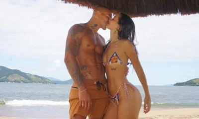 Mel Maia posa ao lado do namorado em praia.webp