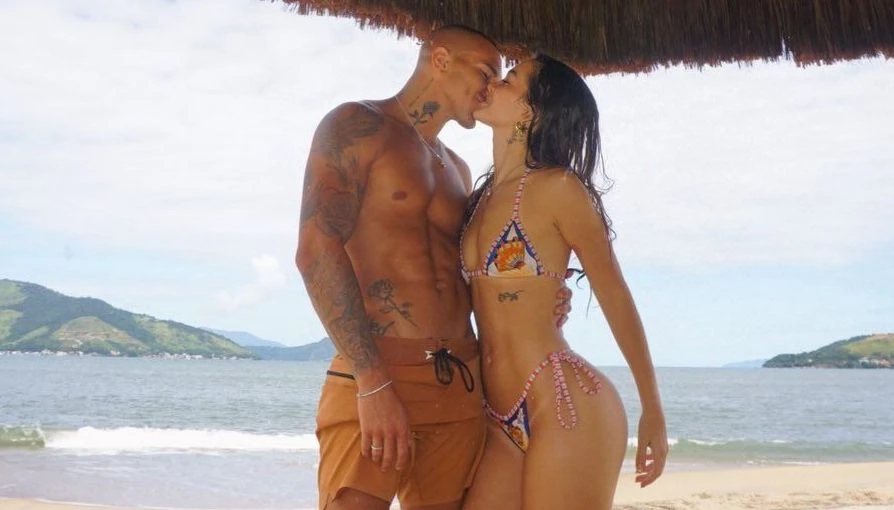 Mel Maia posa ao lado do namorado em praia.webp