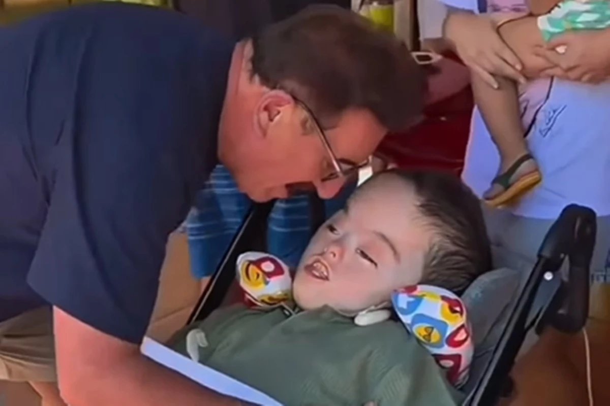 Neto de Ratinho diagnosticado com hidrocefalia completa 8 anos e