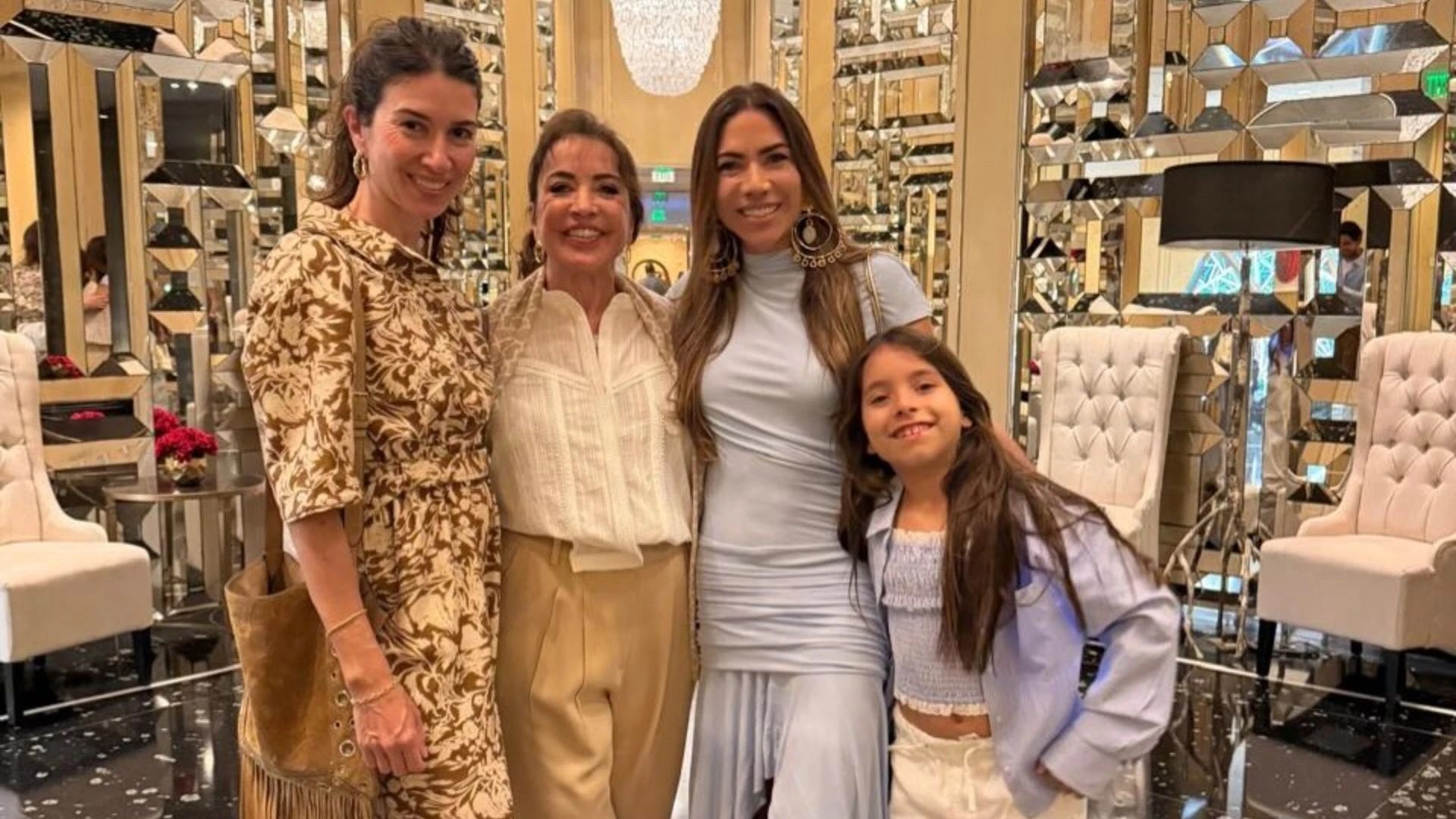 Patricia Abravanel posa com a familia e machucado no.webp