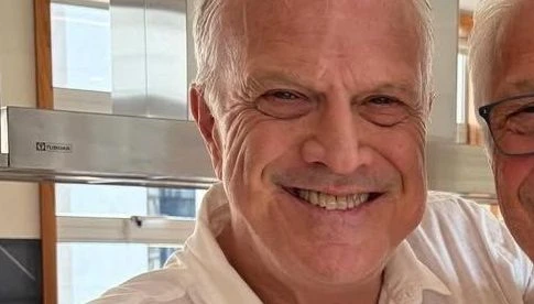 Pedro Bial posa com irmao e web se impressiona.webp