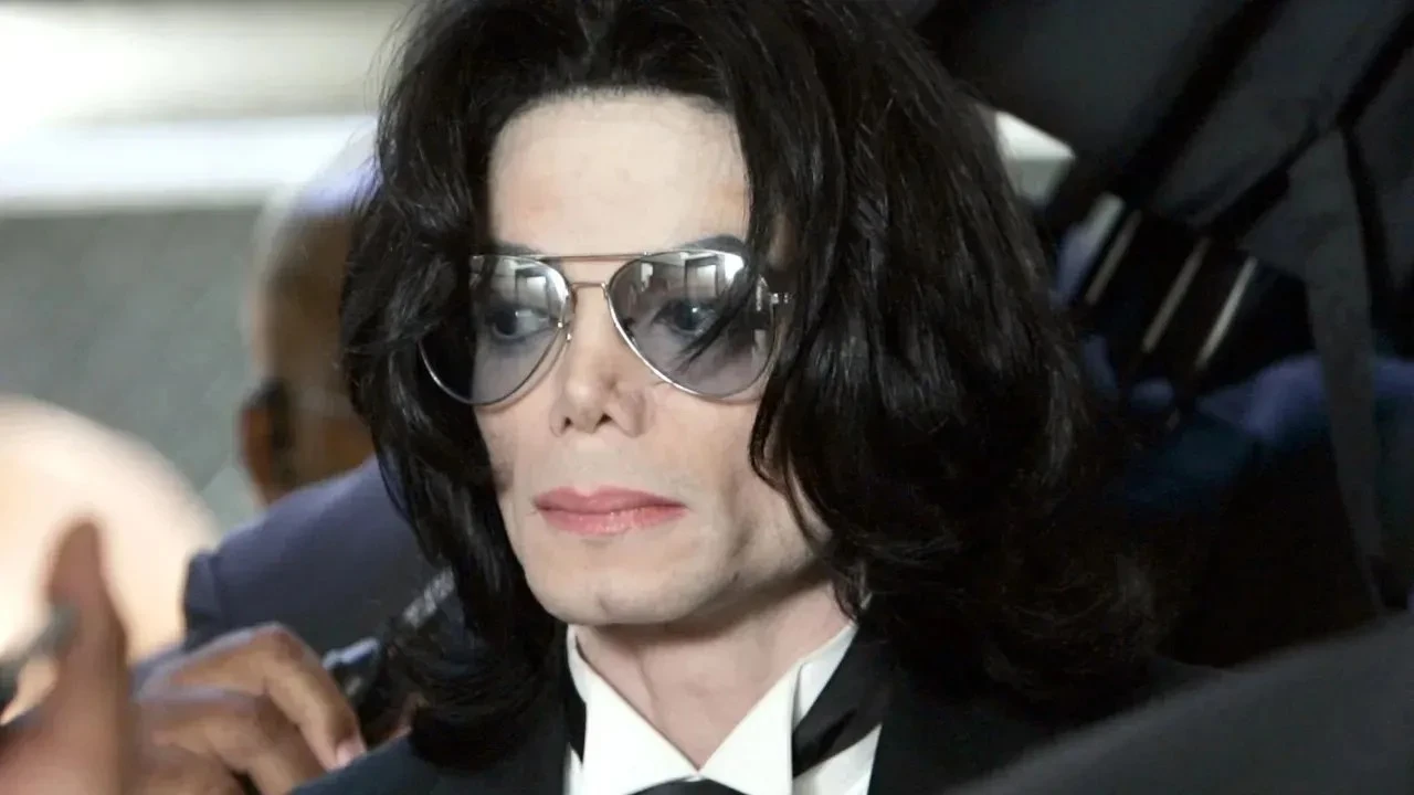 Quantas plasticas Michael Jackson fez Confira detalhes das cirurgias.webp