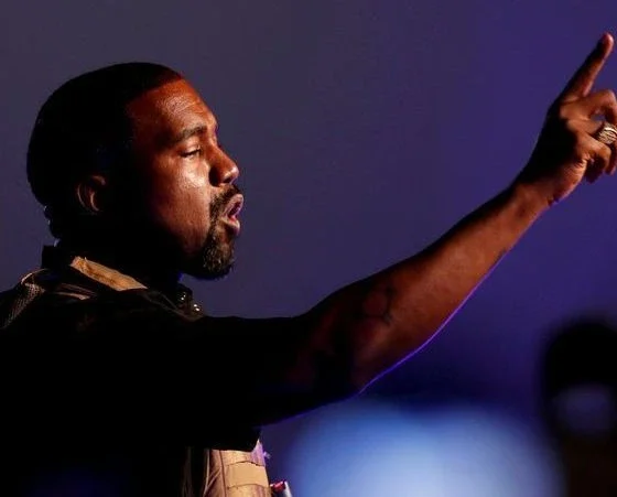 Reino Unido estuda banir Kanye West apos anuncio em.webp