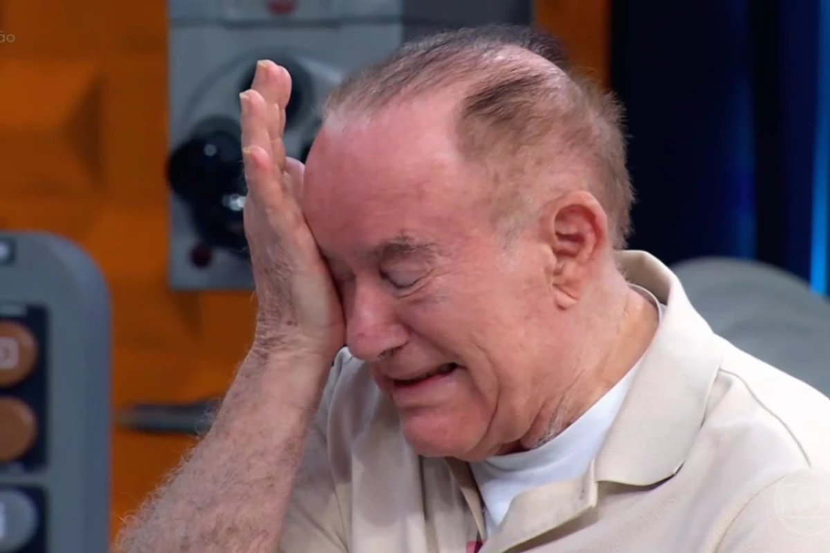 Renato Aragao nao segura a emocao apos ocorrido no palco