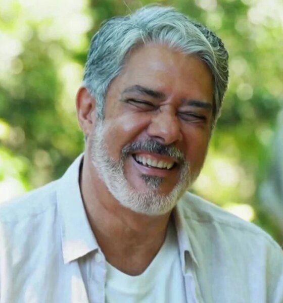 Seis meses apos saida do Jornal Nacional William Bonner usa