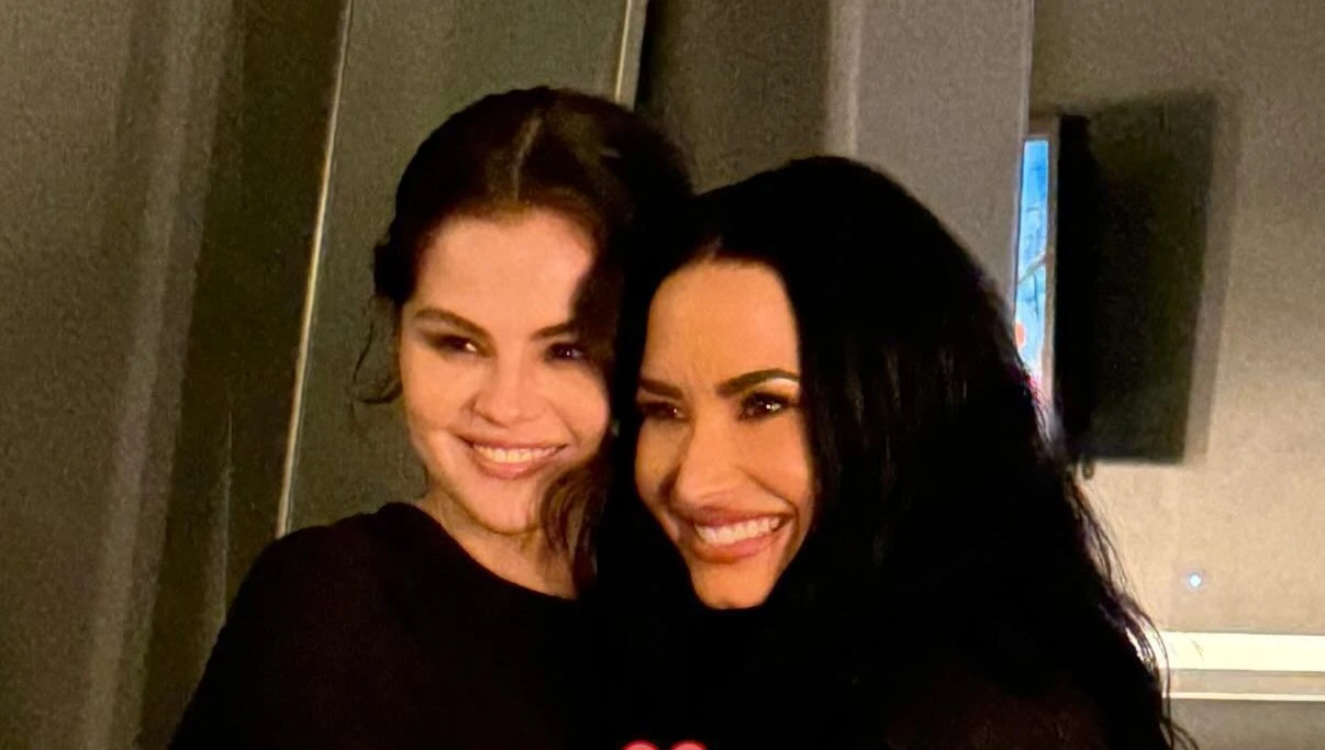 Selena Gomez prestigia abertura da turne de Demi Lovato.webp