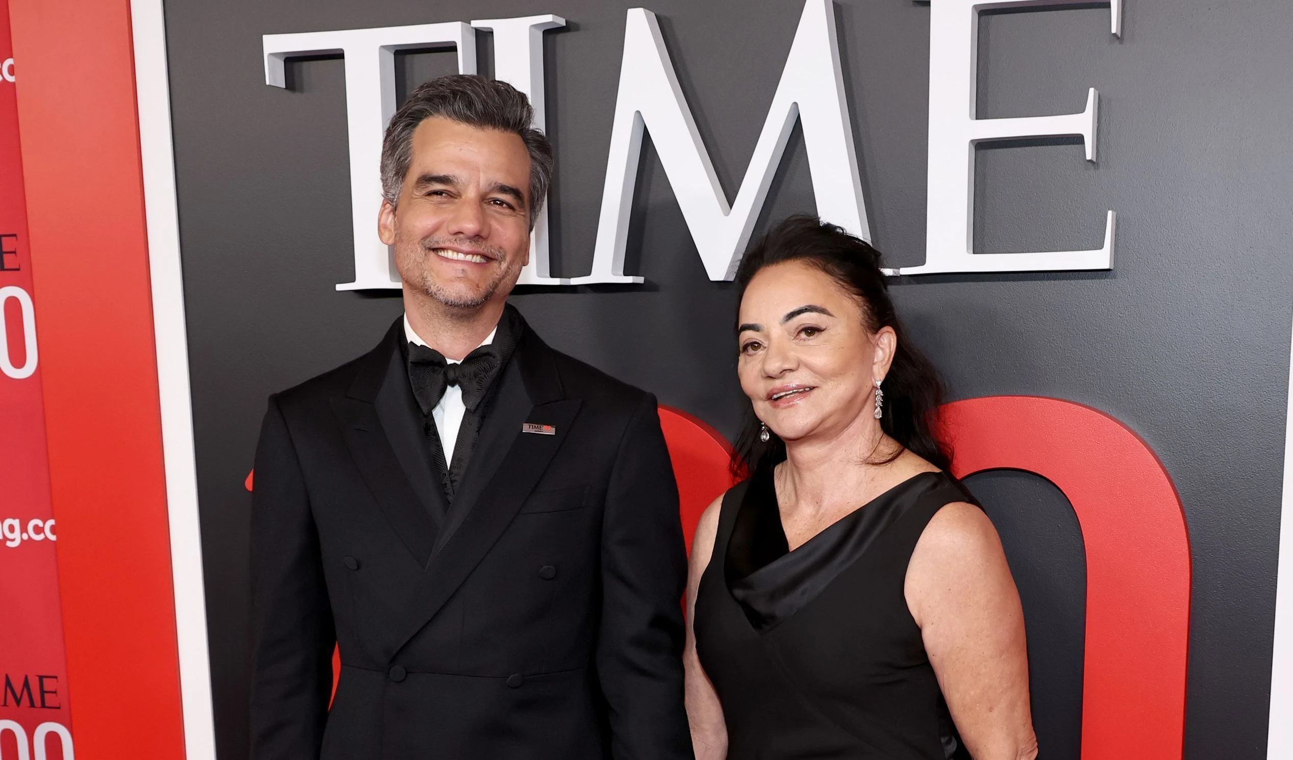 Wagner Moura leva a mae em festa de gala.webp